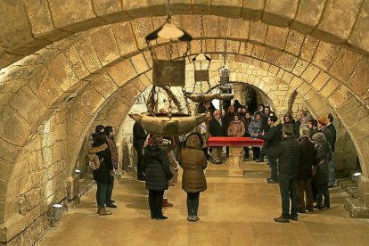 Un grupo de turistas atiende las explicaciones durante la visita a la cripta de la catedral.-BRÁGIMO