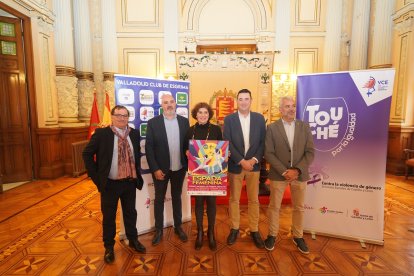 La concejala de Participación Ciudadana y Deportes, Mayte Martínez, acompañada por el presidente de la Federación de Esgrima de Castilla y León, Daniel Bravo, el presidente del Valladolid Club de Esgrima VCE, Rubén Álvarez, y el diputado de Deportes y Juventud, Javier González, y Narciso Prieto, director de Comunicación de Caja Rural de Zamora en la presentación del X Torneo Nacional de Espada Femenina, -AYTO. VA.