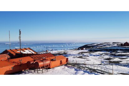 Vista de la base antártica argentina de Marambio con el mar de Weddell al fondo. ICAL