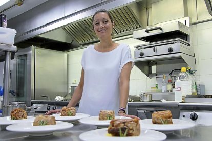 Azucena Salazar en la cocina de La Vinícola, el restaurante del hotel NH Palacio del Duero, en Zamora.-J. L. CABRERO