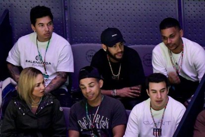 Neymar sigue el partido de Nadal, en la grada de la Copa Davis, el martes, 19 de noviembre.-AFP / JAVIER SORIANO
