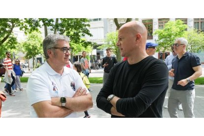 Paco García conversa con Mathieu Fenaert, del Real Valladolid. / J.M. LOSTAU