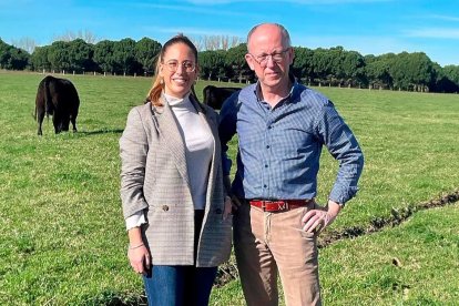 Grupo Miguel Vergara , empresa cárnica de Castilla y León, es todo un referente en el sector. 
El cuidado de las razas que cría y en especial la Angus, la sitúan a la vanguardia en el bienestar animal.  En la imagen, Miguel Vergara, Consejero Delegado de la firma, y su hija María en su finca en Vega de Tirados, en plena dehesa charra.