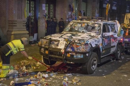 La grúa se lleva los vehículos de la Guardia Civil de la Conselleria de Economia atacados durante la protesta por las detenciones.-FERRAN SENDRA