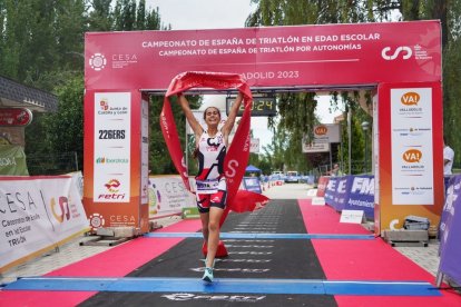 La vallisoletana Alba Núñez entrando en meta tras completar el último tramo de carrera para ser campeona. / EL MUNDO