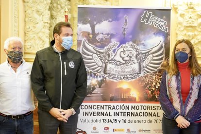 El alcalde de Valladolid, Óscar Puente, y la delegada del Gobierno en Castilla y León, Virginia Barcones, participan en el acto de presentación de la concentración motera invernal ''Pingüinos 2022'' junto con el coordinador general de la concentración, José Manuel Navas. -ICAL