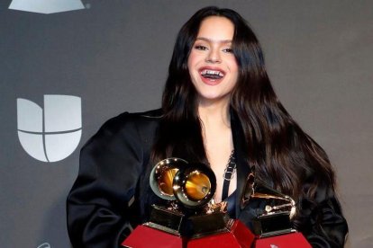 Rosalía posa con los tres premios que se llevó anoche al Mejor Álbum del año, Mejor álbum vocal pop contemporáneo y Mejor canción urbana durante la vigésima edición de los Latin Grammy.-EFE / NINA PROMMER