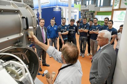 Javier Díaz y el Atlético Valladolid en una visita a la Feria Expobiomasa en el año 2014.-JOSE C. CASTILLO (PHOTOGENIC)