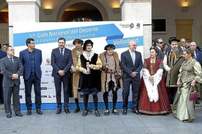 Óscar Puente y Jesús Julio Carnero posan junto a parte del elenco de la recreación de Carlos V.-J.M.LOSTAU