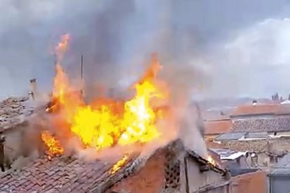 Incendio en la vivienda de Tordesillas.-EL MUNDO