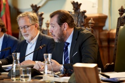 Óscar Puente y Manuel Saravia durante un pleno del Ayuntamiento de Valladolid, en una imagen de archivo.- PHOTOGENIC