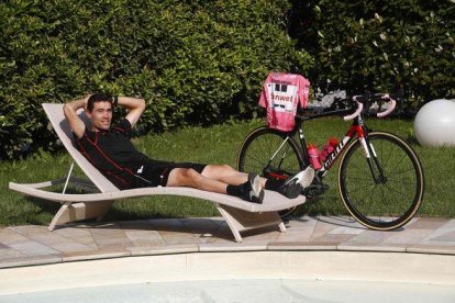 Tom Dumoulin posa durante un descanso en el Giro del 2017, que ganó.-AFP / LUK BENIES