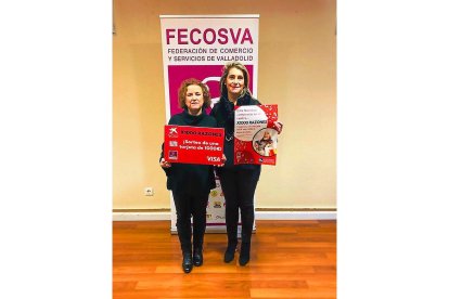 La gerente de Fecosva, Milagros Aguado, junto a la ganadora del sorteo.-E. M.