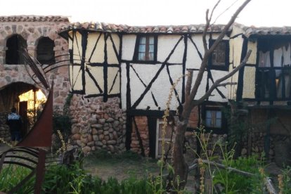 Las casas construidas por Yáñez (no son sólo fachadas) en el estilo castellano de la zona.-Y. P.