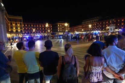 Homenaje al policía fallecido en la Plaza Mayor un año después de su muerte. E.M.