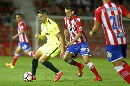 Kiko Olivas, a la derecha, defiende ante un rival en un partido de la pasada temporada.-ANIOL RESCLOSA / DIARI DE GIRONA