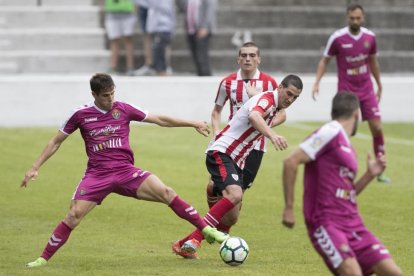 Hervías intenta llevarse el balón ante la presencia de San José en el partido contra el Athletic.-DAVID S. BUSTAMANTE