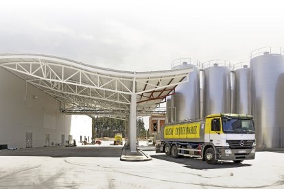 Centro de producción en Vilalba (Lugo). En los últimos años han realizado un esfuerzo inversor superior a los 130 M€ para la modernización de sus plantas. / LA POSADA