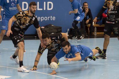 Miguel Martínez arma el brazo antes de lanzar sobre la defensa hundida del Ademar. / PHOTOGENIC