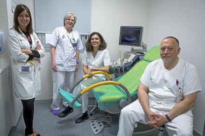 Isabel García, Concha Iglesias, Rut Bernardo y Antonio Curto de la Parte en las instalaciones del Hospital Río Hortega de Valladolid.-MIGUEL ÁNGEL SANTOS