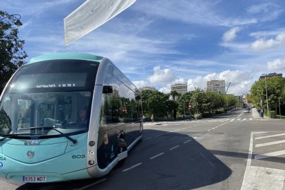 Un autobús circula por la plaza de Poniente. / E. M.