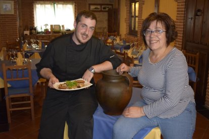 Antonio e Inma, en el comedor y con la tinaja, que da nombre al local.-ARGICOMUNICACIÓN