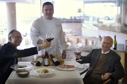 El escultor salmantino (d) brinda junto a su hijo Paco (i) y el jefe de Cocina del San Polo.-ENRIQUE CARRASCAL