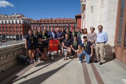 Los internacionales del CPLV en el balcón del Ayuntamiento junto al alcalde Jesús Julio Carnero. / EL MUNDO