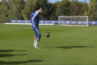 Hazard hace filigranas con un balón de fútbol americano.-EL PERIÓDICO