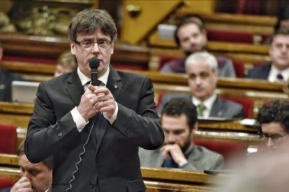 El presidente de la Generalitat, Carles Puigdemont, en la sesión de control en el Parlament.-FERRAN SENDRA