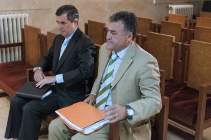 El expresidente del Govern balear Jaume Matas y el exdirector general de Deportes José Luis Ballester durante el juicio.-CATI CLADERA (EFE)