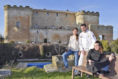 Pilar, propietaria del complejo hotelero y del castillo (detrás), junto a los cocineros Javier Fernández y Nerea Hernández.-ARGICOMUNICACIÓN