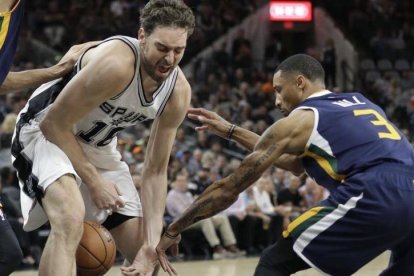 Pau Gasol sufrió la primera derrota de la temporada con sus Spurs.-AP / ERIC GAY