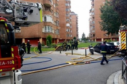 Imagen del bloque de viviendas en el que se ha producido el incendio.-@PoliciaVLLTwitter