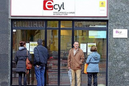 Desempleados ante una oficina del Ecyl en una foto de archivo.-ICAL