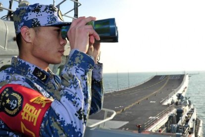 Un marine del Ejército popular de Liberación chino en un portaviones chino.-XINHUA