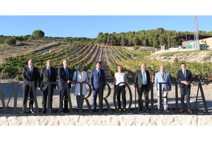 El presidente de la Junta de Castilla y León, Alfonso Fernández Mañueco, asiste a la presentación de 'Esencia Matarromera' junto al bodeguero Carlos Moro. - ICAL