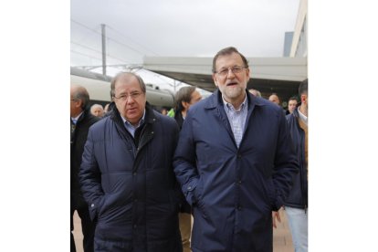 Juan Vicente Herrera, y el presidente del Gobierno en funciones, Mariano Rajoy, este sábado, en Salamanca.-ICAL