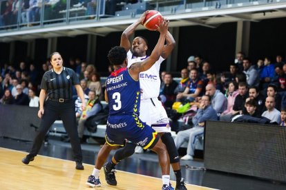 Greg Gantt ante la oposición de Speight en el partido de Andorra. EL MUNDO