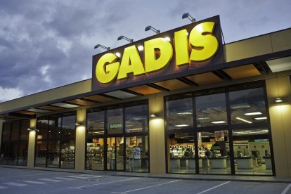Una fachada de un supermercado GADIS. E.M.