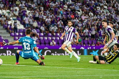 Toni bate a Ratón en el partido ante el Zaragoza. / E.M.