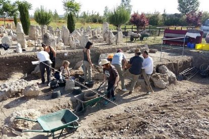 Excavaciones en el yacimiento de Pintia en Padilla de Duero.-E. M.