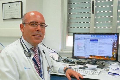 Fermín Sánchez-Guijo, director del Área de Terapia Celular del Hospital de Salamanca, en las instalaciones del IBSAL.-E. M.