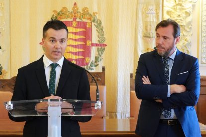 El ministro Héctor Gómez y el alcalde Óscar Puente, en la rueda de prensa el lunes en el Ayuntamiento.-ICAL