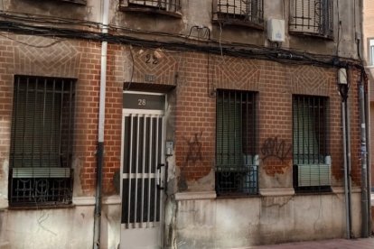 Bloque de viviendas donde apareció el cadáver momificado del hombre que llevaba 5 años muerto. E. M.