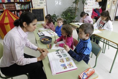 Diana trabaja con Rubén (d), Ane, Saúl y Cecilia, en la primera fila y Ángela (d) y Carla, en los pupitres de detrás, en el colegio de Rodilana. -J. M. Lostau