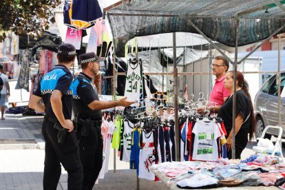 Los puestos del mercadillo de la calle de la Salud se ven obligados a desmontar sus puestos una hora antes.- PHOTOGENIC