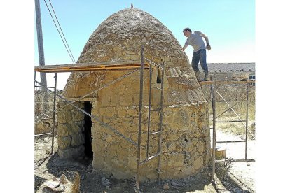 Trabajos de rehabilitación del primer chozo de Urueña, donde se van a reconstruir otros dos.-D.V.