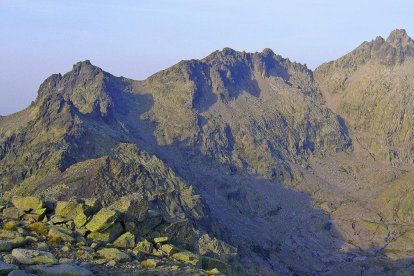 Los impresionantes cuchillares flanquean la cumbre del Pico Almanzor en la sierra de Gredos en la vista obtenida desde la cumbre del pico Morezón.-N.S.