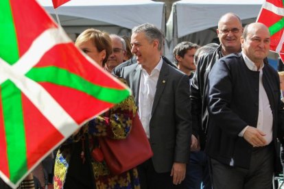 Urkullu (izquierda) y Ortuzar (derecha), en el acto de celebración del Aberri Eguna, este domingo en Bilbao.-EFE